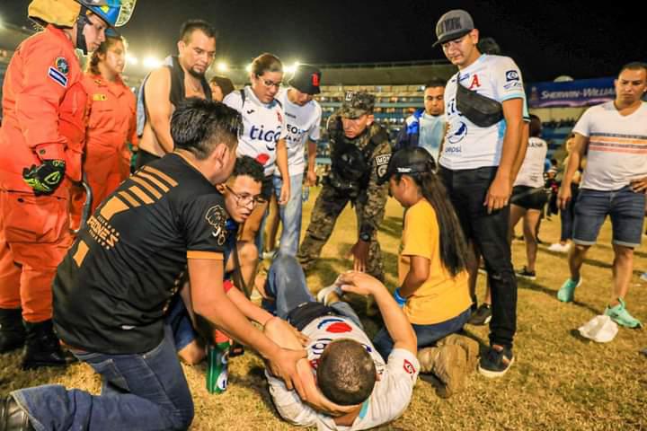 Desgracia en El Salvador: Las desgarradoras imágenes de la estampida de aficionados que dejó varios muertos en el Estadio Cuscatlán