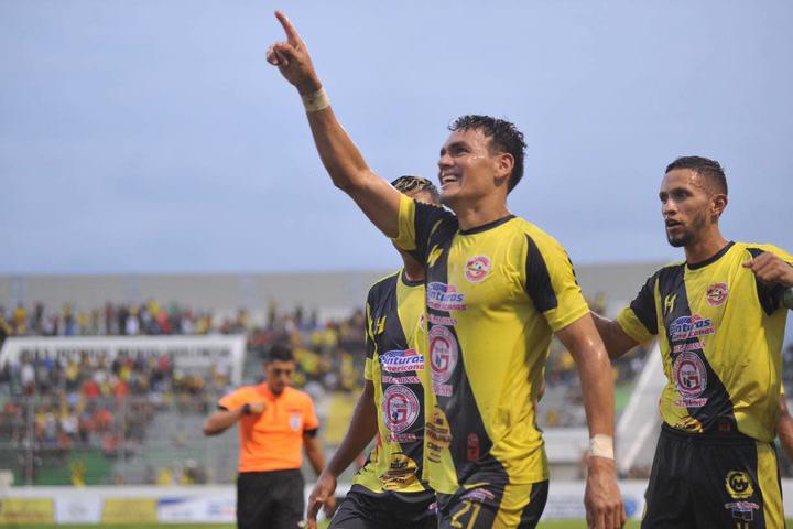 FICHAJES: Motagua va por goleador, Parrillas One anuncia DT argentino, Policía Nacional ficha y Gabriel Araújo es noticia