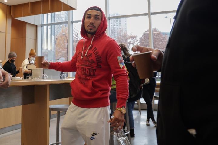 En medio del frío y de compras, Teófimo López arriba a Nueva York para noquear a George Kambosos