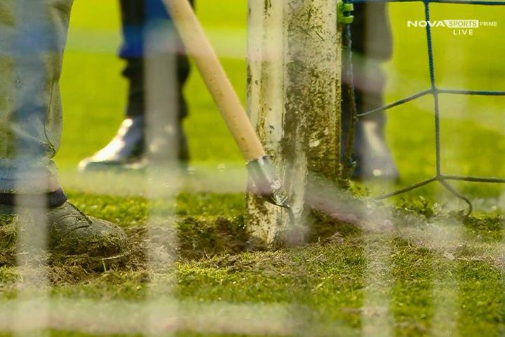 Sucedió en la liga donde juegan hondureños: Se suspende partido porque la portería era centímetros más baja (FOTOS)