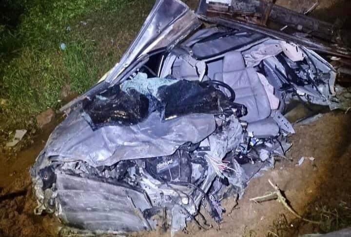 Los restos de la camioneta de Demetri Gordon tras el accidente donde perdió la vida.