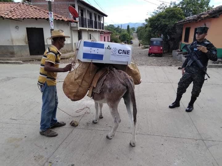 ¡En barco, avión y en burro! Así se trasladaron las maletas electorales a los lugares más recónditos de Honduras