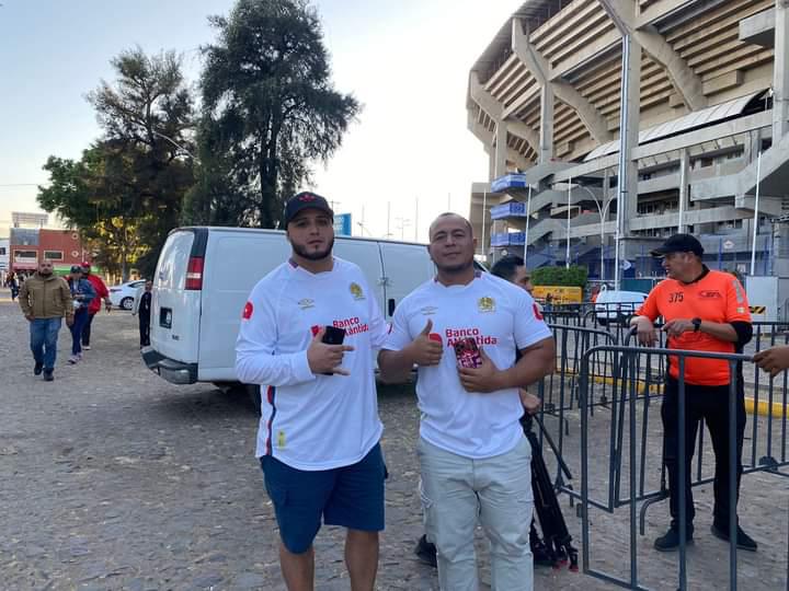 ¡Locura merengue! Afición del Olimpia comienza a “pintar” el estadio Jalisco y esposa de futbolista del Atlas sorprende con mensaje en pancarta