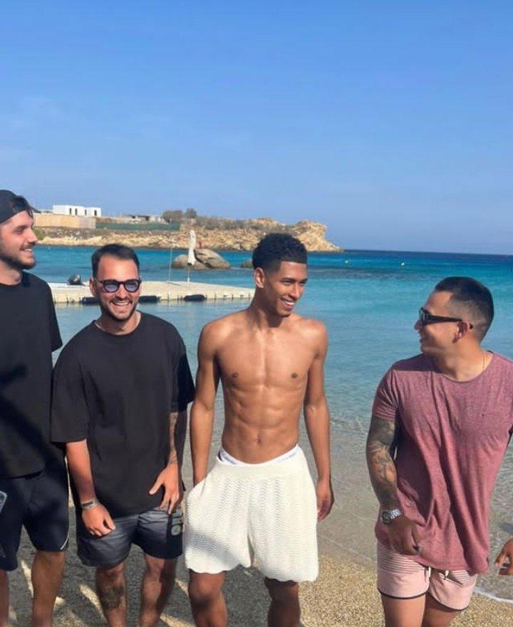 Bien acompañado: el nuevo fichaje del Real Madrid disfruta de las vacaciones en una famosa isla de Grecia