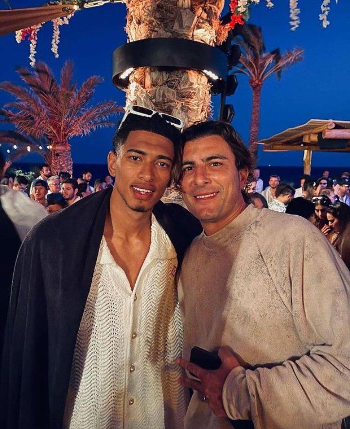 Bien acompañado: el nuevo fichaje del Real Madrid disfruta de las vacaciones en una famosa isla de Grecia