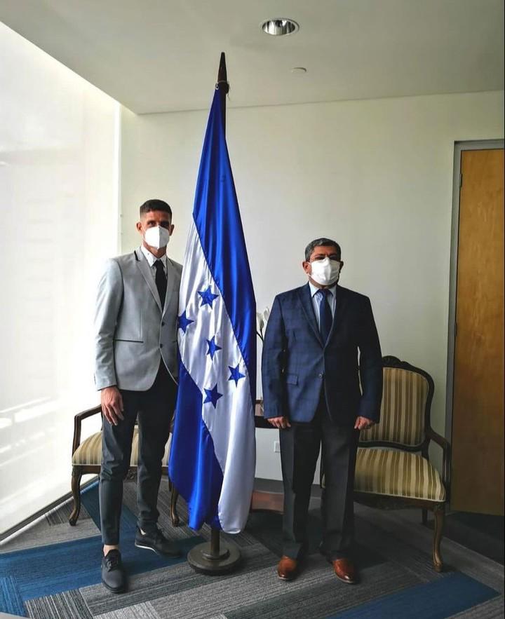 Momento en que Jonathan Rougier obtuvo la nacionalidad hondureña.