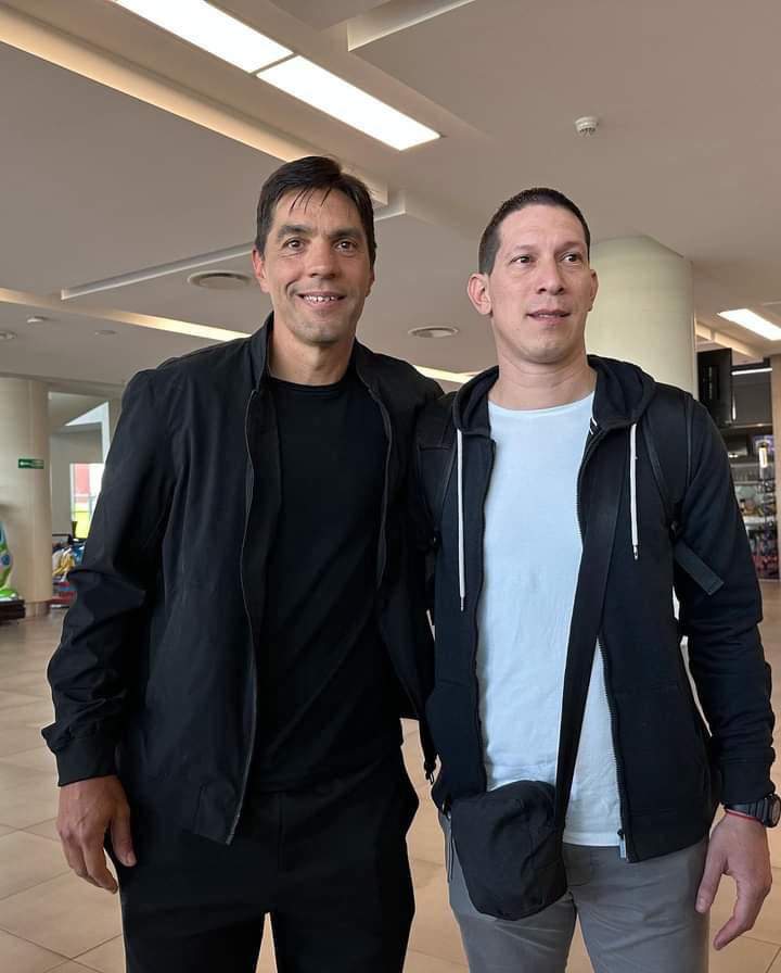 César Vigevani, DT de Motagua, junto a su asistente Ariel Guevara. Foto tomada: @hondudiario