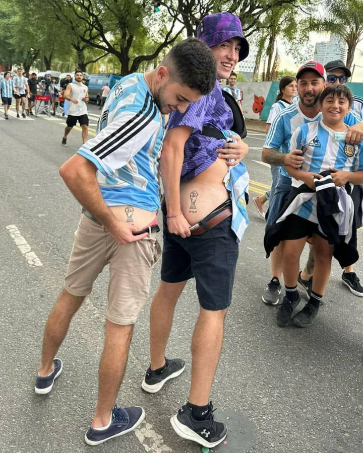 Demencia por Messi, estrambóticos tatuajes y las bellas chicas de Argentina en locura en las calles del Monumental