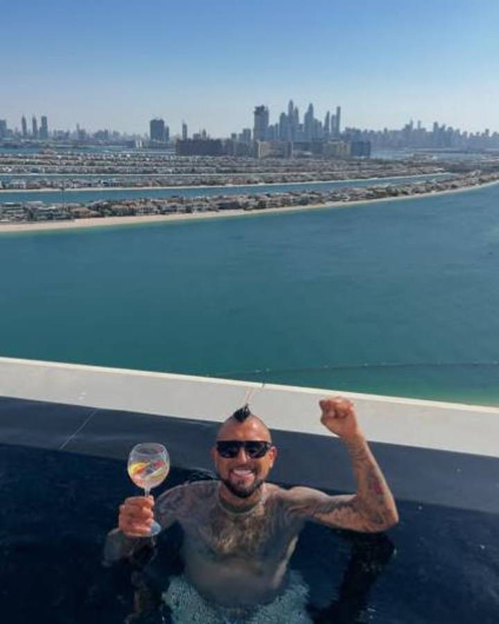 Arturo Vidal se fue a Medio Oriente con su exuberante novia y así fue recibido: “Vacaciones con mi mamacita”