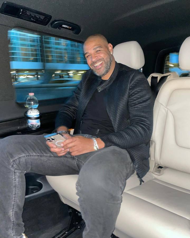 ¡Al borde de las lágrimas! Así fue el regreso de Adriano a Italia para ver el Inter vs Milan ¿Y esa chica?