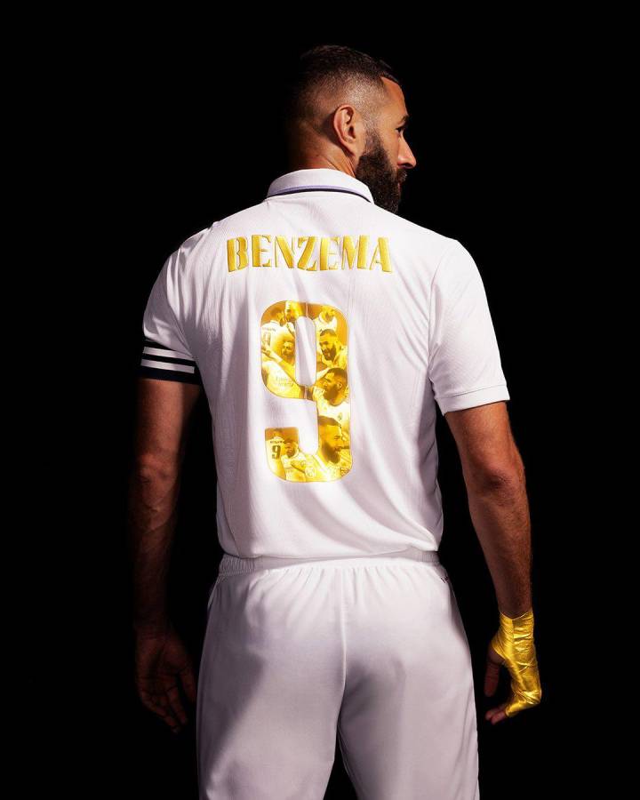 Aparte de la venda y tacos, la camiseta de Benzema con el dorsal 9 también tiene detalles dorados.
