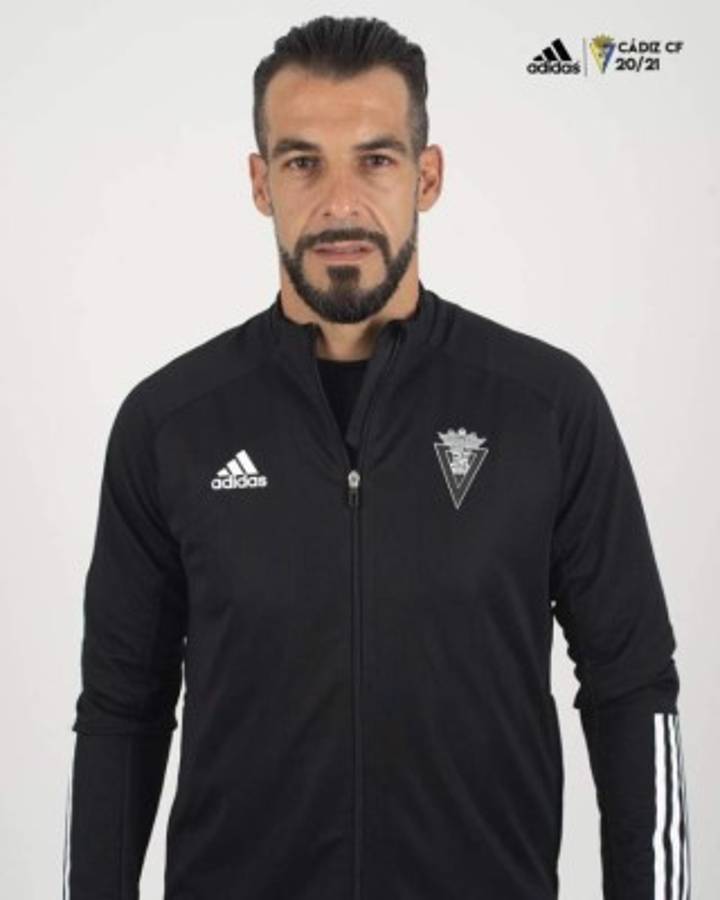 Antony Lozano modela la hermosa y nueva indumentaria de Cádiz para la temporada 2020-2021 en LaLiga