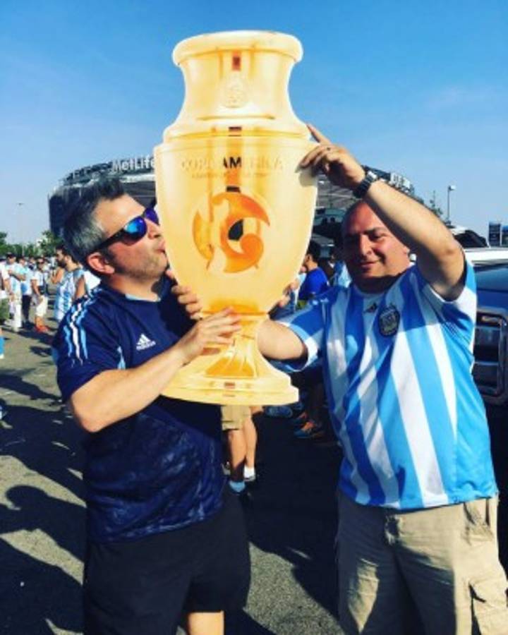 ¡Ambiente espectacular! de argentinos y chilenos previo a la final de la Copa América