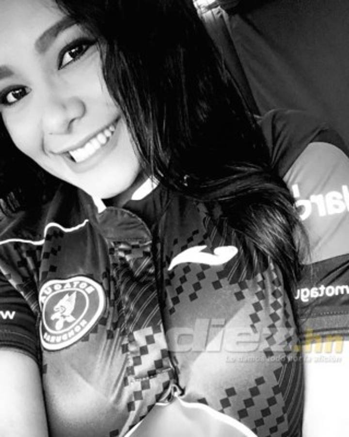 Las candentes fotos con la que esta sexy aficionada alienta al Motagua en la final
