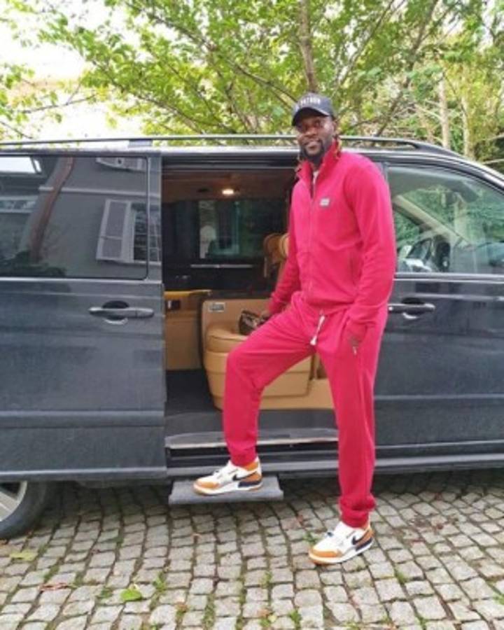 Hasta duerme con ellos: La increíble flota de autos de Emmanuel Adebayor
