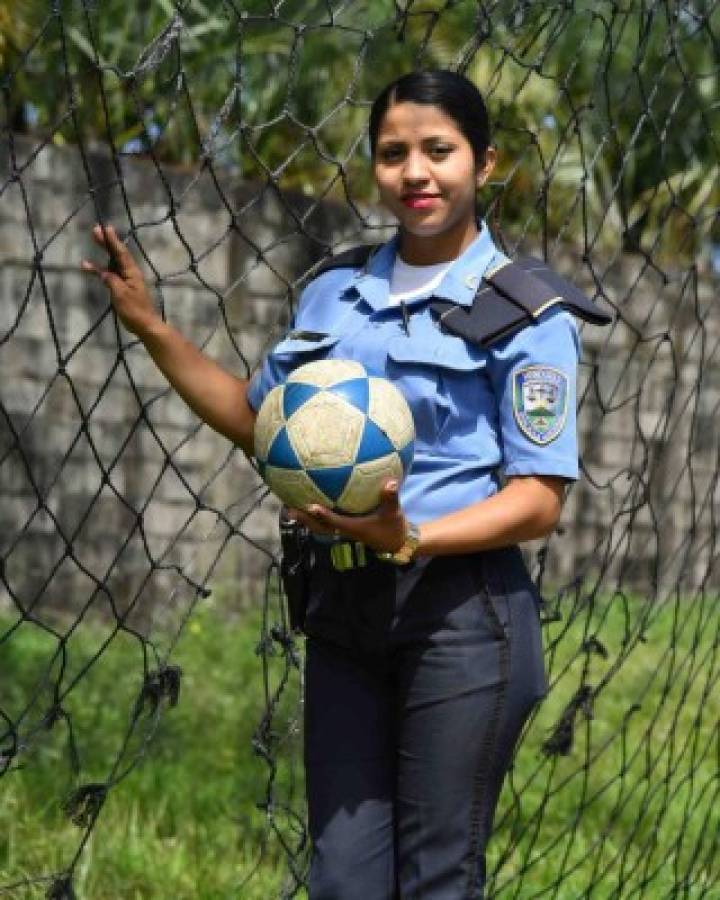 La guapa Policía que combina su trabajo dando seguridad y jugando al fútbol