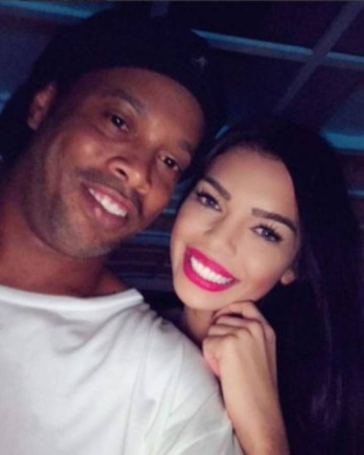 Ronaldinho y la sensual modelo tica que lo acompañó en una fiesta