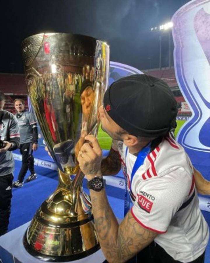 Dani Alves aumenta su leyenda con otro título: Los futbolistas más laureados de la historia