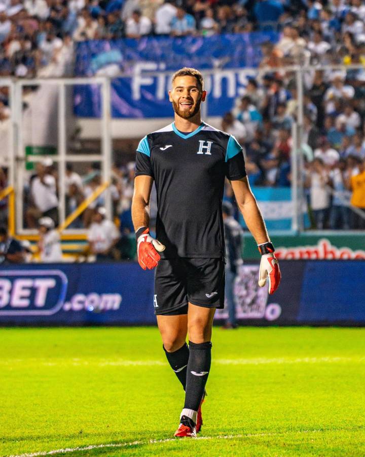 La Megan Fox hondureña que le robó el corazón a futbolista y lo sorprendió en pleno juego ¿A qué se dedica?