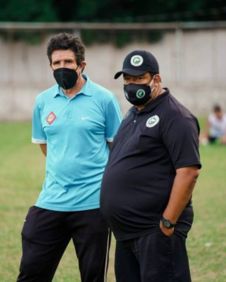 Extraña las canchas: así fue captado el entrenador Héctor Vargas en su visita a prestigiosa academia sampedrana