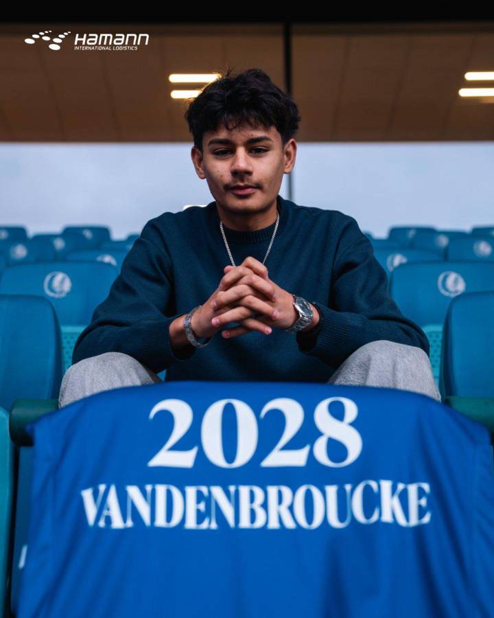 Hondureño sorprende y firma su primer contrato como profesional en histórico club de Europa