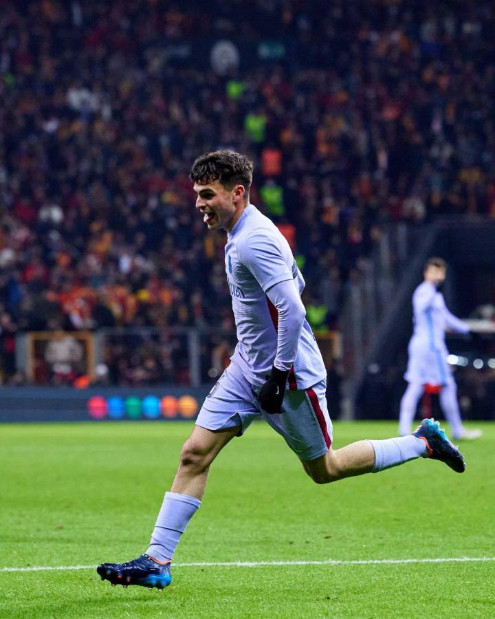 Pedri los dejó sembrados y ex del Barça en las gradas: así silenció el equipo de Xavi el infierno turco en la Europa League