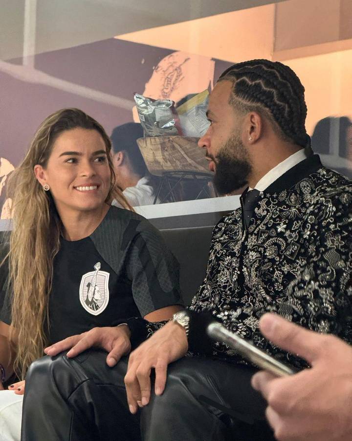 Llegó en helicóptero, su dorsal y locura de los hinchas: Así fue la presentación de Memphis Depay con el Corinthians de Brasil