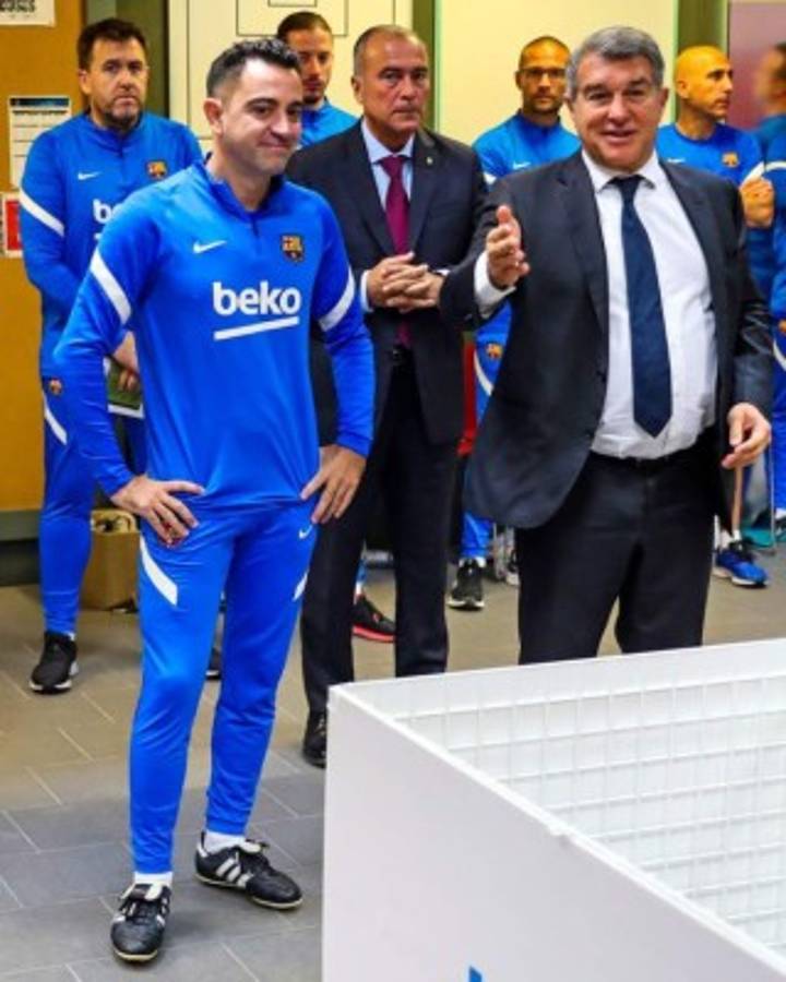 Dando el ejemplo: así fue el primer día de Xavi Hernández como entrenador del Barcelona y su bienvenida