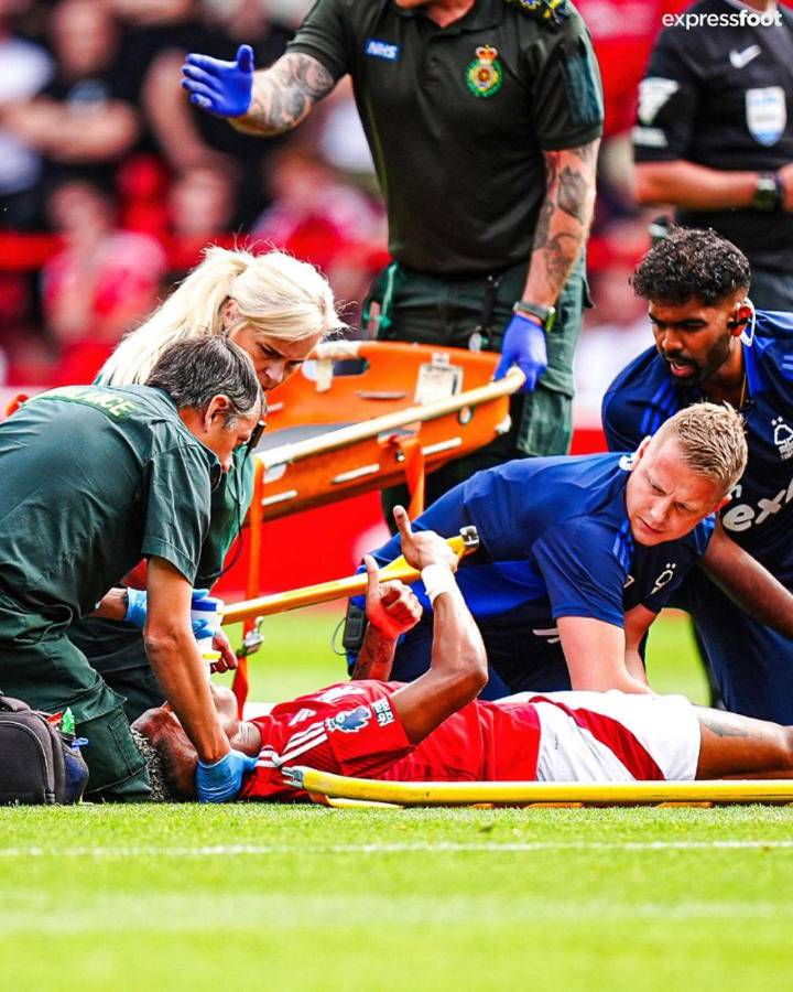 Durísimas imágenes: la escalofriante lesión de Danilo en la Premier League; tuvieron que cubrirlo con una lona