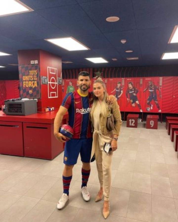 Las imágenes de la presentación del Kun Agüero en Barcelona: Gesto de Laporta y firma de contrato