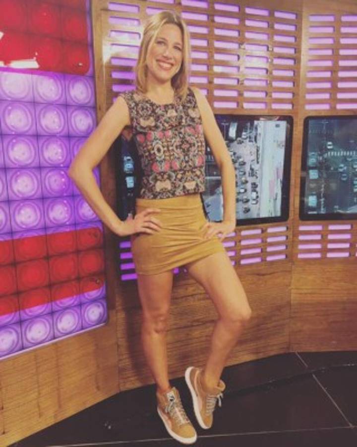 Así es Alina Moine, la periodista que se levantó el vestido en pleno programa