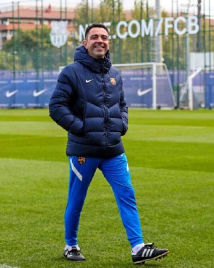 Dando el ejemplo: así fue el primer día de Xavi Hernández como entrenador del Barcelona y su bienvenida