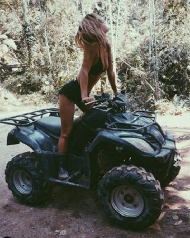 Expulsan de por vida a dos infartantes modelos por desnudarse en juego de la Serie Mundial