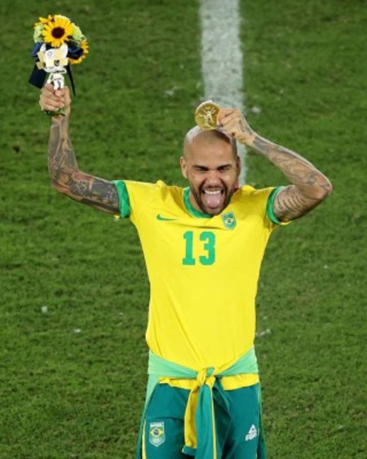 ¿Cúal le falta? Dani Alves aumenta su palmarés; estos son los futbolistas con más títulos de la historia  