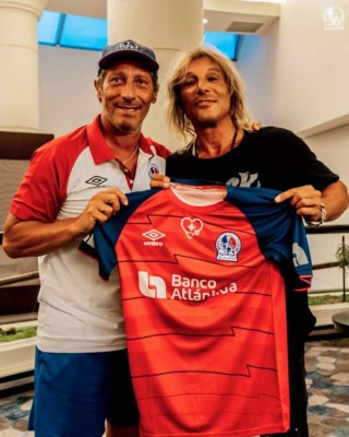 Famosos artistas y futbolistas que han posado con la camisa de clubes hondureños y de la Selección Nacional