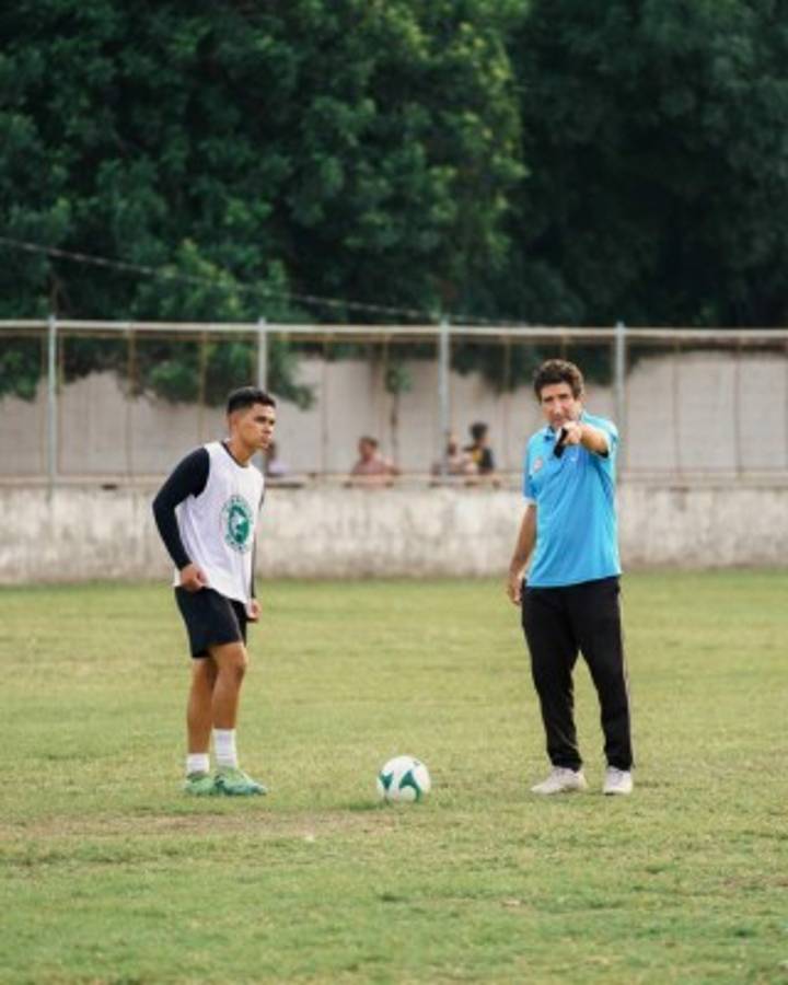 Extraña las canchas: así fue captado el entrenador Héctor Vargas en su visita a prestigiosa academia sampedrana