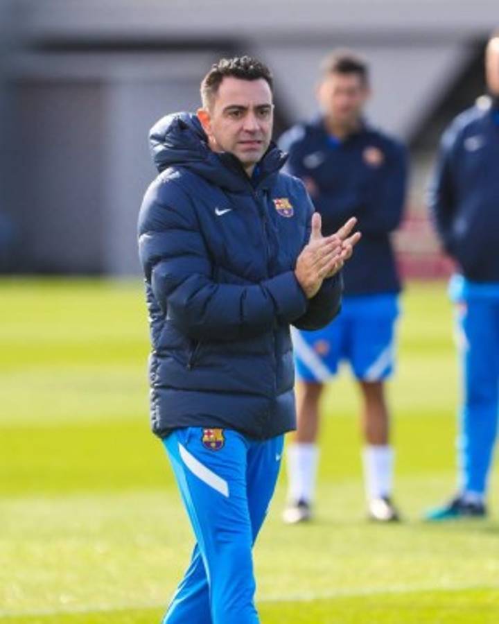 Dando el ejemplo: así fue el primer día de Xavi Hernández como entrenador del Barcelona y su bienvenida
