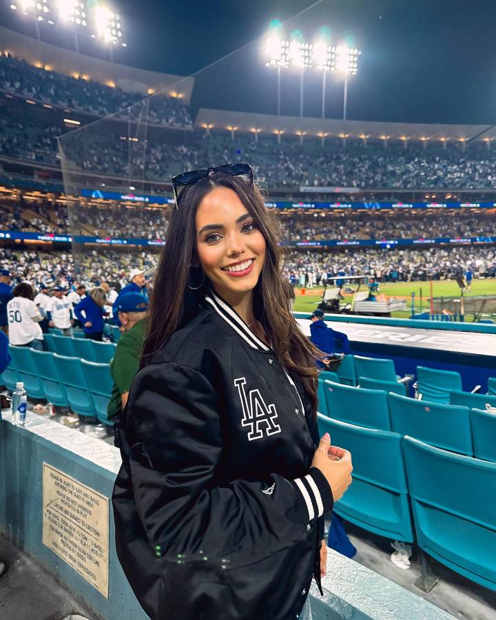 La Megan Fox hondureña que le robó el corazón a futbolista y lo sorprendió en pleno juego ¿A qué se dedica?