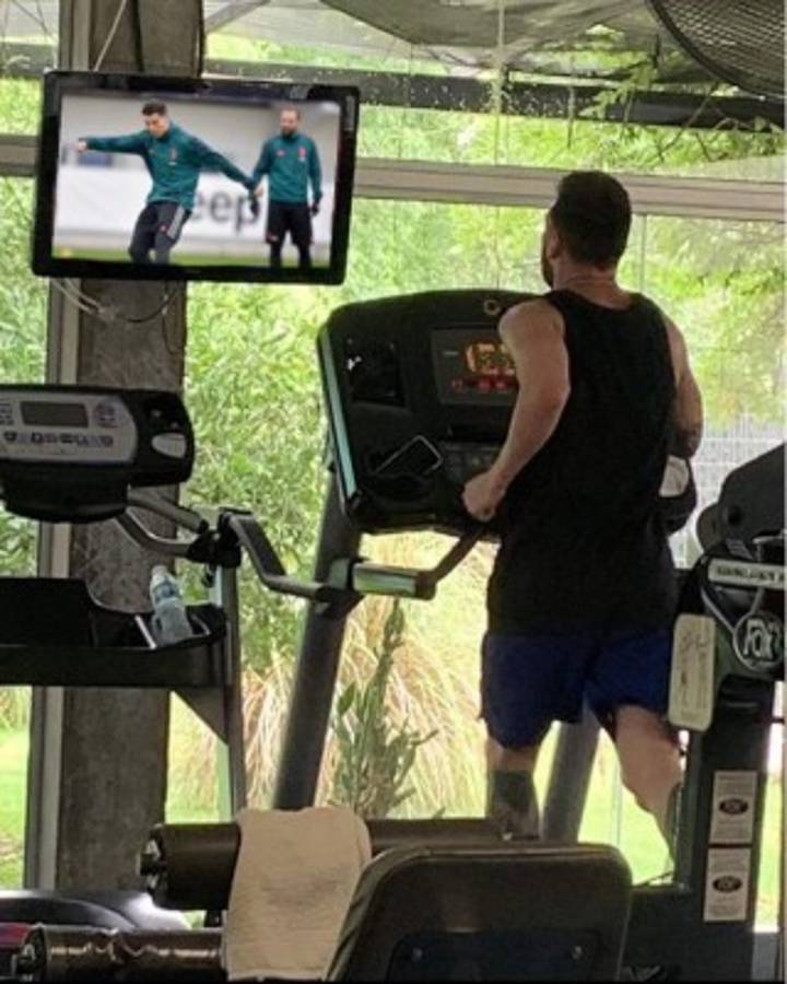 Messi viendo goles de Messi: Los crueles memes de la imagen viral del crack del Barcelona