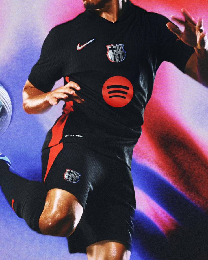 Barcelona presentó su segundo uniforme de la temporada y es una belleza: vuelve el color negro