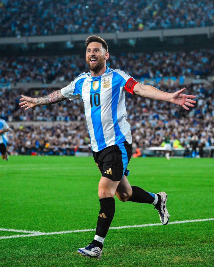 El motivo por el que Messi no se llevó la pelota tras el hattrick con Argentina: quién la tiene y el mensaje de Antonela