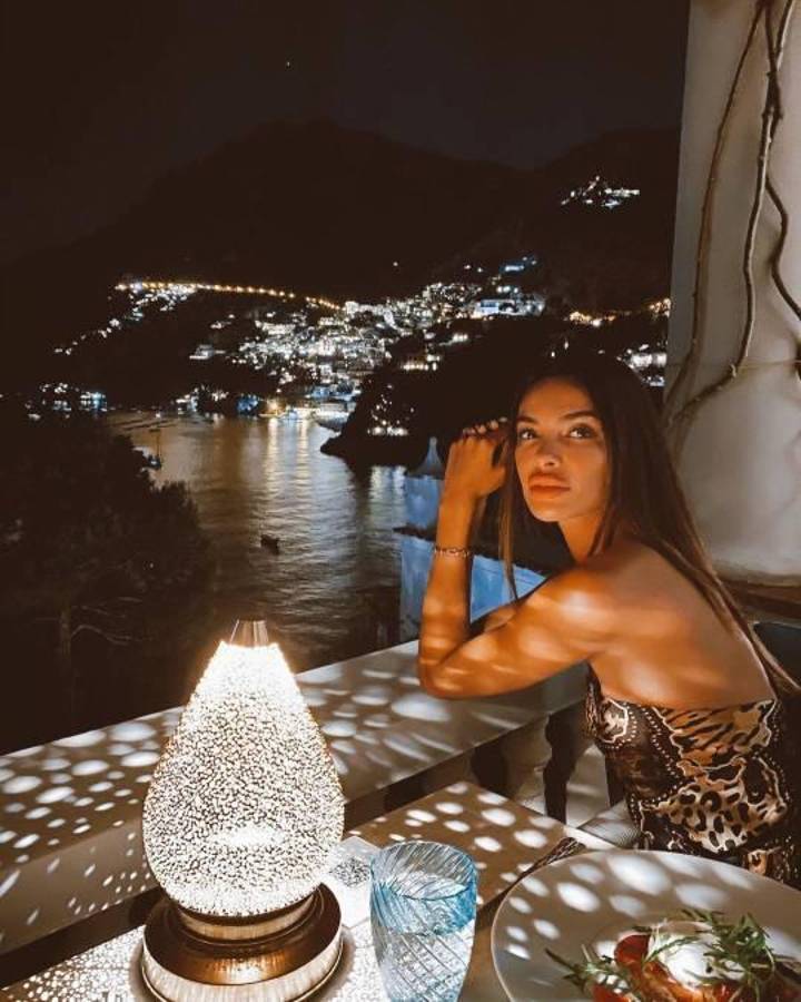 Dejó a estrella del fútbol tras un polémico caso y por infiel; ahora aparece besándose con otra chica