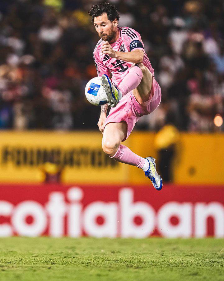Quién fue el afortunado que se llevó la camisa de Messi, locura por el 10 del Miami y llenazo en Jamaica para ver al argentino