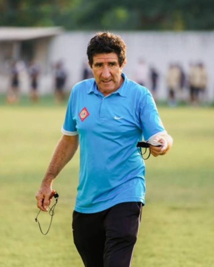 Extraña las canchas: así fue captado el entrenador Héctor Vargas en su visita a prestigiosa academia sampedrana