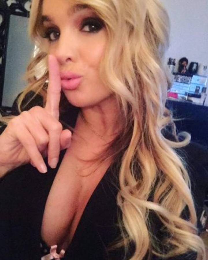 Virginie Caprice y su manera más sexy de dar los pronósticos en la Eurocopa 2016