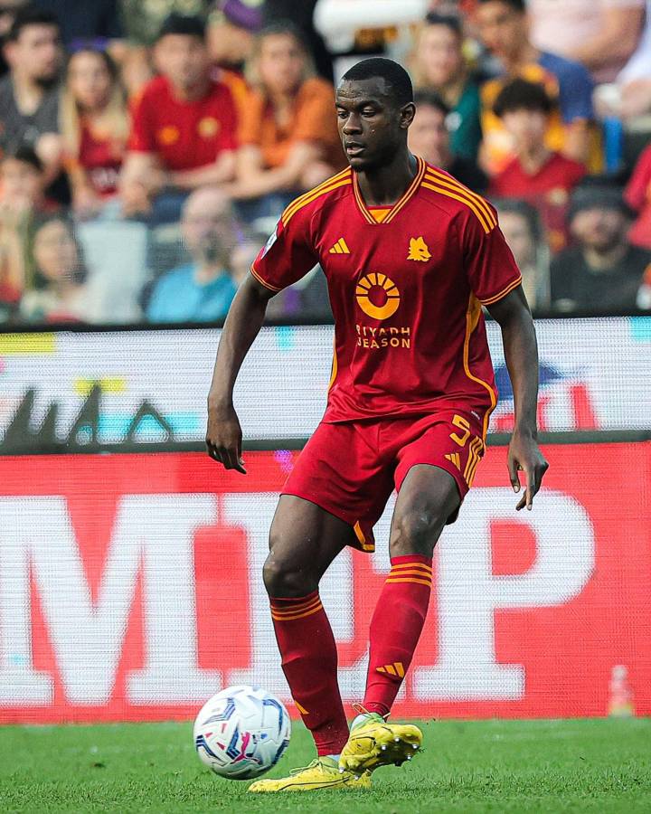 Drama en la Roma: salió jugando, se desploma y el partido queda suspendido