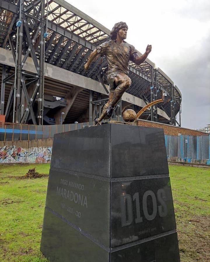 Un año de la muerte de Maradona: Napoli lo recuerda con nueva y polémica estatua y el autor explica el ‘’error’’