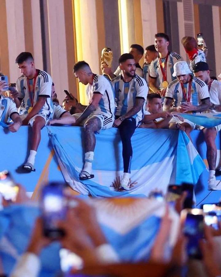 Camellos, alcohol y jeques: La exuberante caravana de la selección de Argentina en las calles de Doha