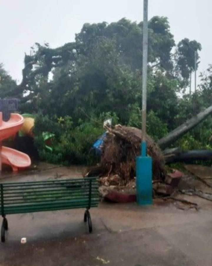 Fotos: Huracán Eta toca tierra y azota con fuerza las costas del Caribe Norte de Nicaragua