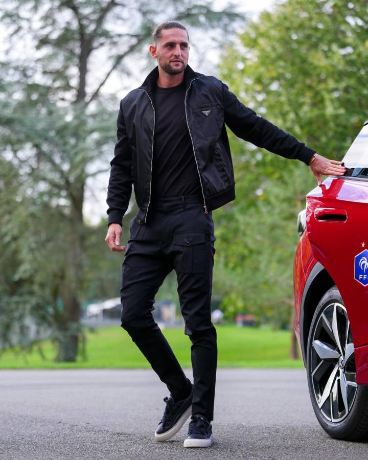 Camavinga superó a Koundé y agita las redes: así llegaron los jugadores de Francia y el look de Mbappé